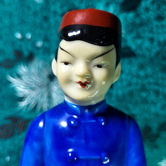 Vintage Porcelain hand painted Asian Man in traditional outfit 7" figurine - Picture 5 of 8